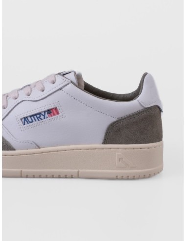 sneakers blanco y verde ahumado Autry Medalist Low Man con puntera perforada y suela de goma vista trasera