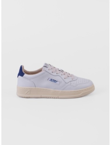 sneakers blanco y azul profundo Autry Medalist Low Man con puntera perforada y suela de goma vista frontal