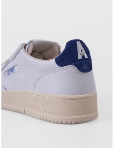 sneakers blanco y azul profundo Autry Medalist Low Man con puntera perforada y suela de goma vista trasera