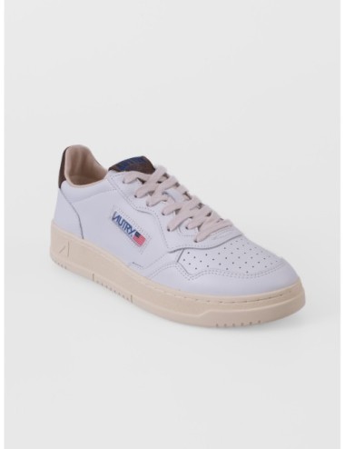 sneakers blanco y marrón chocolate Autry Medalist Low Man con puntera perforada y suela de goma vista lateral