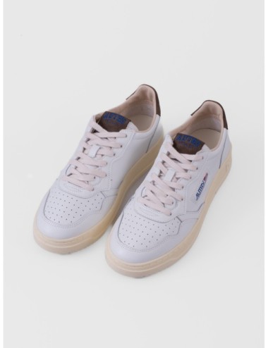 sneakers blanco y marrón chocolate Autry Medalist Low Man con puntera perforada y suela de goma vista tres cuartos