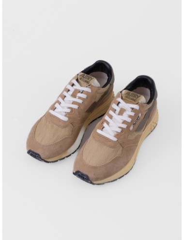 sneakers beige espuma y verde Autry Reelwind Low Man con paneles runner y suela de agarre vista tres cuartos