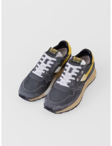 sneakers verde profundo y amarillo Autry Reelwind Low Man con paneles runner y suela de agarre vista tres cuartos