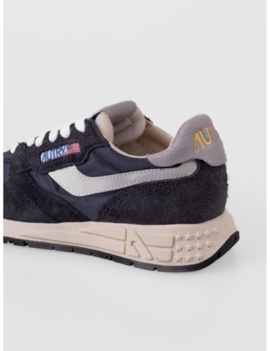 sneakers arena y azul Autry Hyperway Low Man con malla ante y suela Action Cush vista trasera