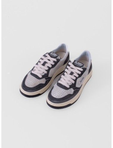sneakers plata y negro Autry Medalist Low WOM con puntera perforada y suela de goma vista tres cuartos