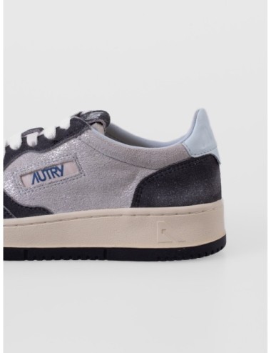 sneakers plata y negro Autry Medalist Low WOM con puntera perforada y suela de goma vista trasera