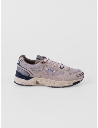 sneakers blanco y negro Autry Reelwind Low WOM con paneles runner y suela de agarre vista frontal