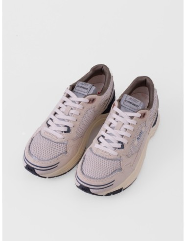 sneakers blanco y negro Autry Reelwind Low WOM con paneles runner y suela de agarre vista tres cuartos