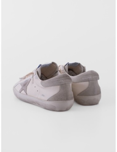 zapatillas Super Star Golden Goose blanco y gris vista posterior