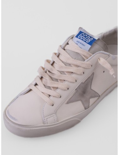 zapatillas Super Star Golden Goose blanco y gris detalle de suela