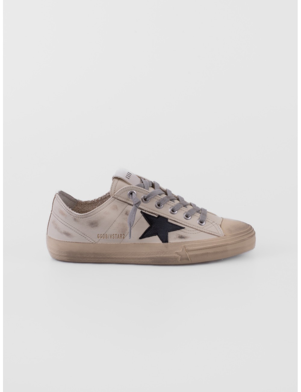 zapatillas V Star Golden Goose blanco roto y negro vista lateral exterior