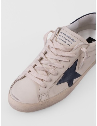 zapatillas Super Star Golden Goose beige y azul marino detalle de suela