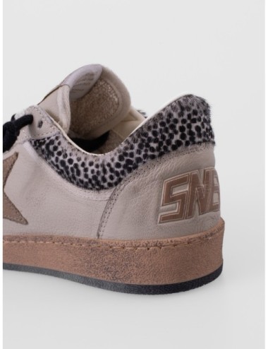 zapatillas Ball Star Golden Goose crema y negro detalle de suela