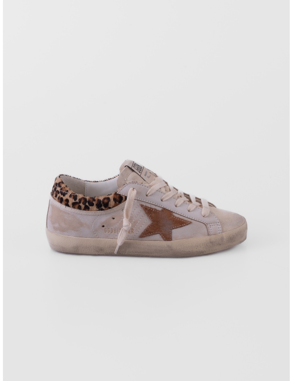 zapatillas Super Star Golden Goose blanco y beige vista lateral exterior