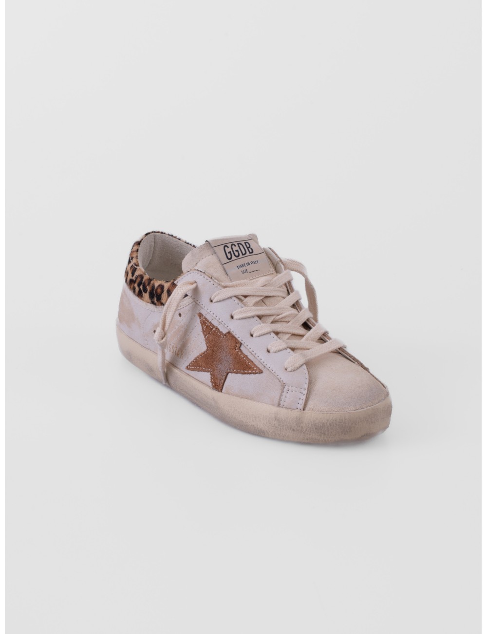 zapatillas Super Star Golden Goose blanco y beige vista lateral exterior