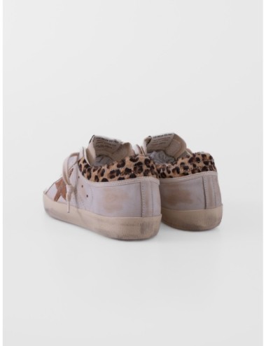 zapatillas Super Star Golden Goose blanco y beige vista posterior