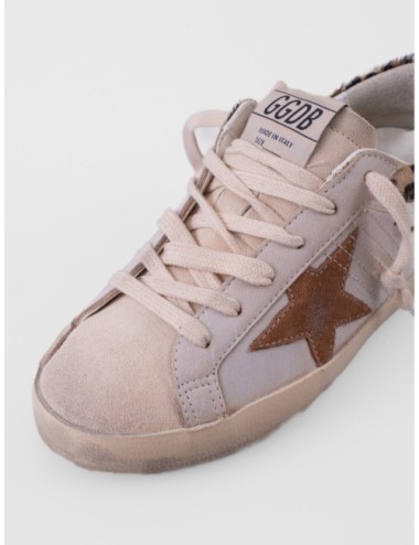 zapatillas Super Star Golden Goose blanco y beige detalle de suela
