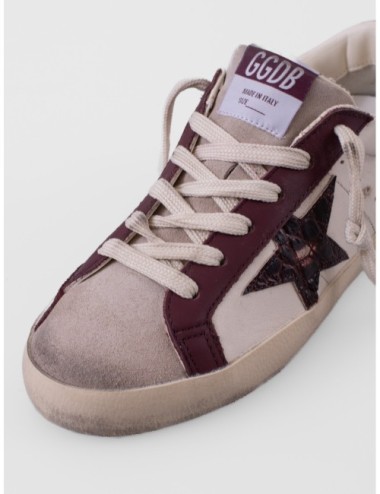 zapatillas Super Star Golden Goose crema y burdeos detalle de suela