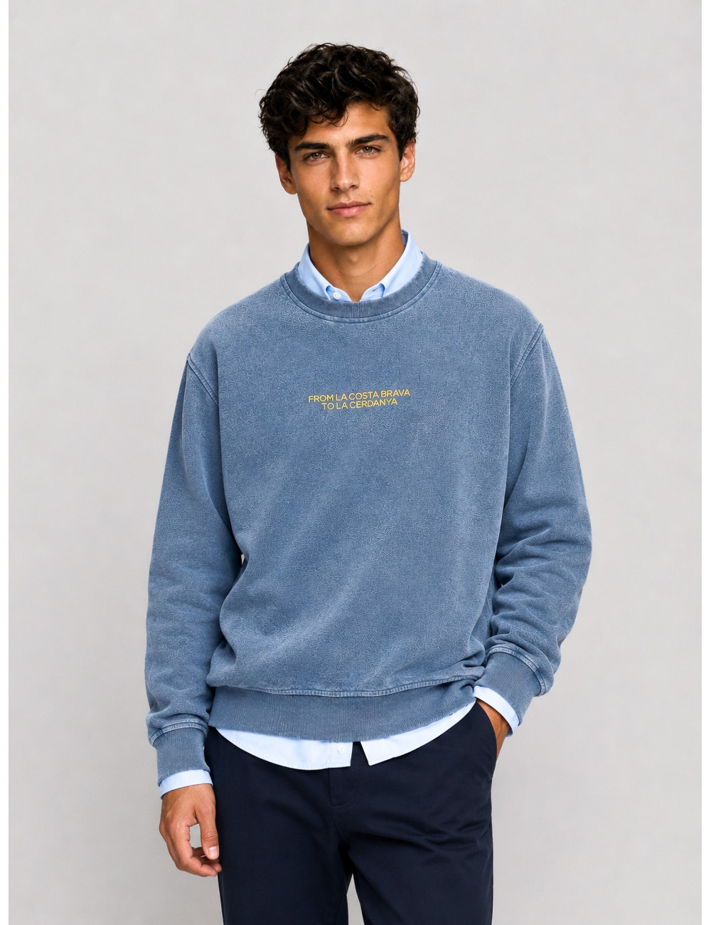 sudadera ROOTS CREWNECK de Les Héritiers, color navy blue con bordado frontal rafia y acabado pigment dye de aspecto envejecido
