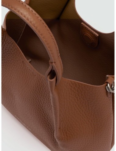 Bolso Dua de Gianni Chiarini en marrón nogal detalle del diseño