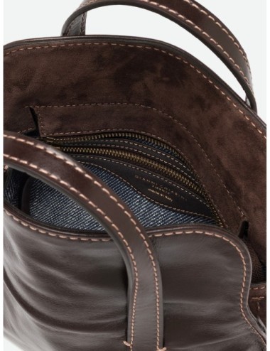 Bolso Marghe de Gianni Chiarini en marrón espresso detalle del diseño