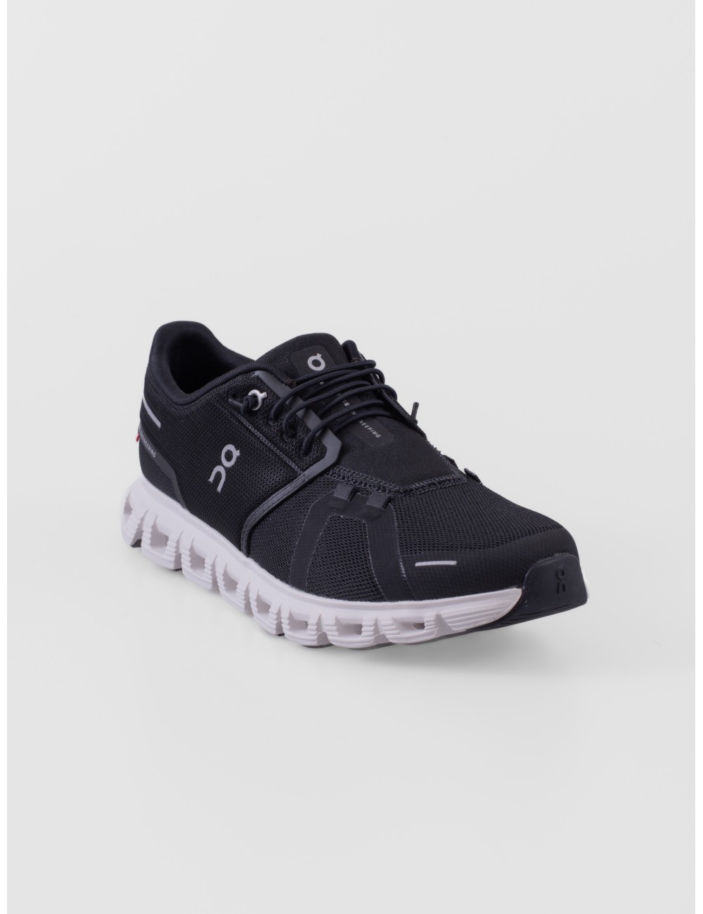 Zapatillas ON RUNNING Cloud 6 en negro y blanco