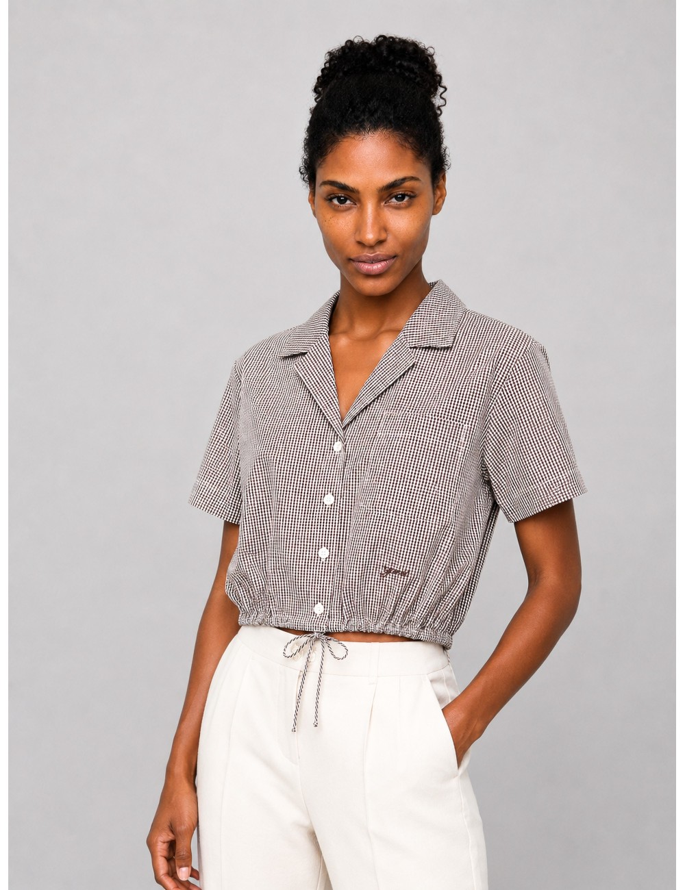 Camisa Cropped Bowling de GANNI en marrón y crudo