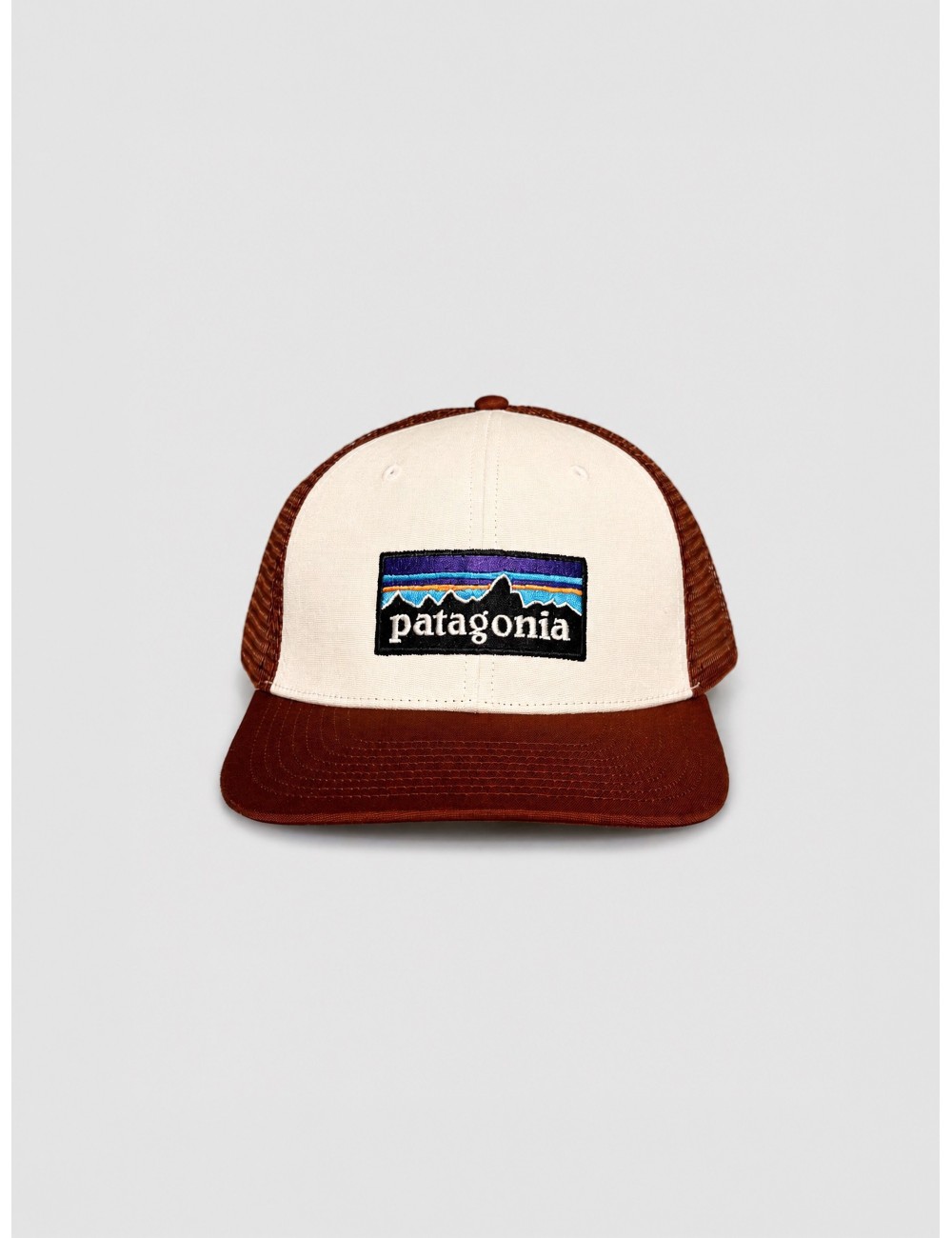 Gorra P-6 Logo Trucker Hat Patagonia blanco roto y rojo óxido