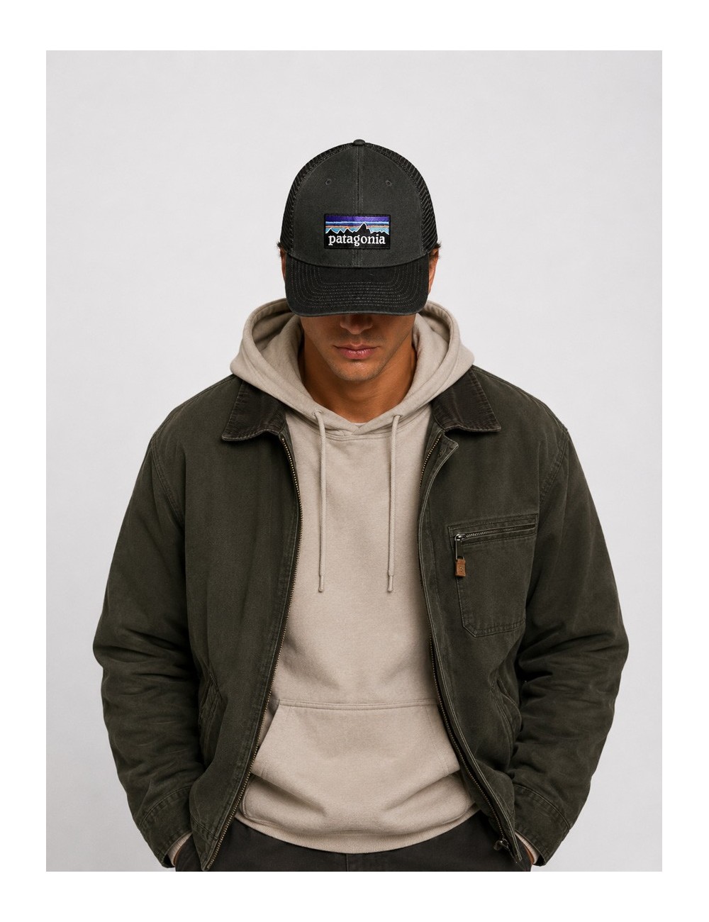 Gorra P-6 Logo Trucker Hat Patagonia gris y negro