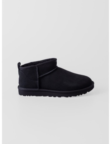Botín Classic Ultra Mini UGG en color negro