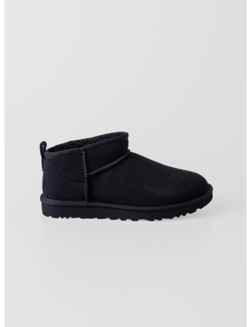 Botín Classic Ultra Mini UGG en color negro