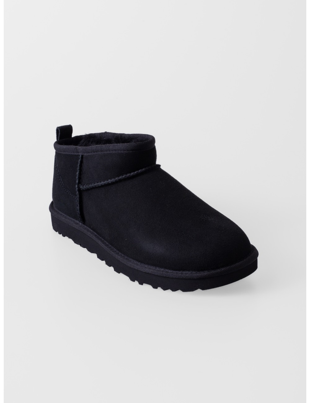 Botín Classic Ultra Mini UGG en color negro