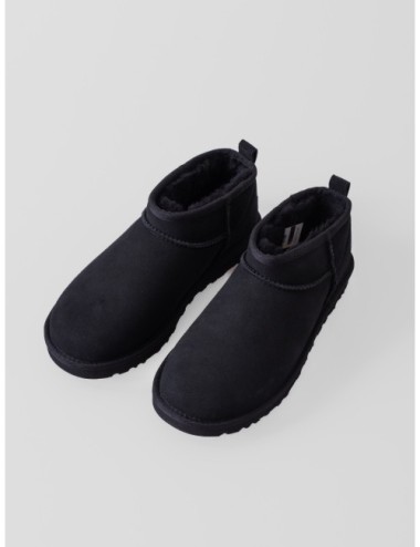 Botín Classic Ultra Mini UGG en color negro