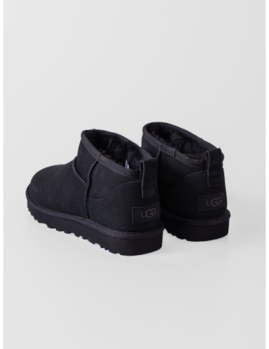 Botín Classic Ultra Mini UGG en color negro