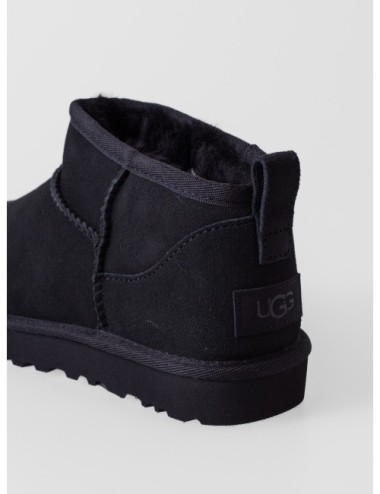 Botín Classic Ultra Mini UGG en color negro