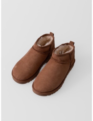 Botín Classic Ultra Mini UGG en color castaño