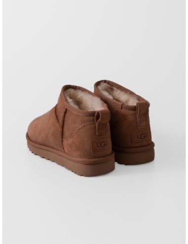 Botín Classic Ultra Mini UGG en color castaño