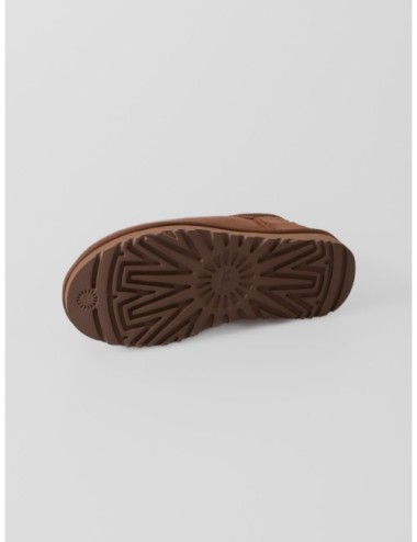 Botín Classic Ultra Mini UGG en color castaño
