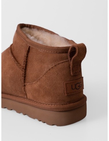 Botín Classic Ultra Mini UGG en color castaño