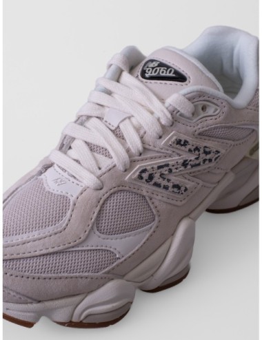 Sneakers 9060 New Balance en blanco roto y beige claro