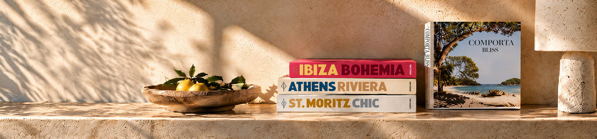 ASSOULINE, llibres de viatge en una escena mediterrània amb llum natural