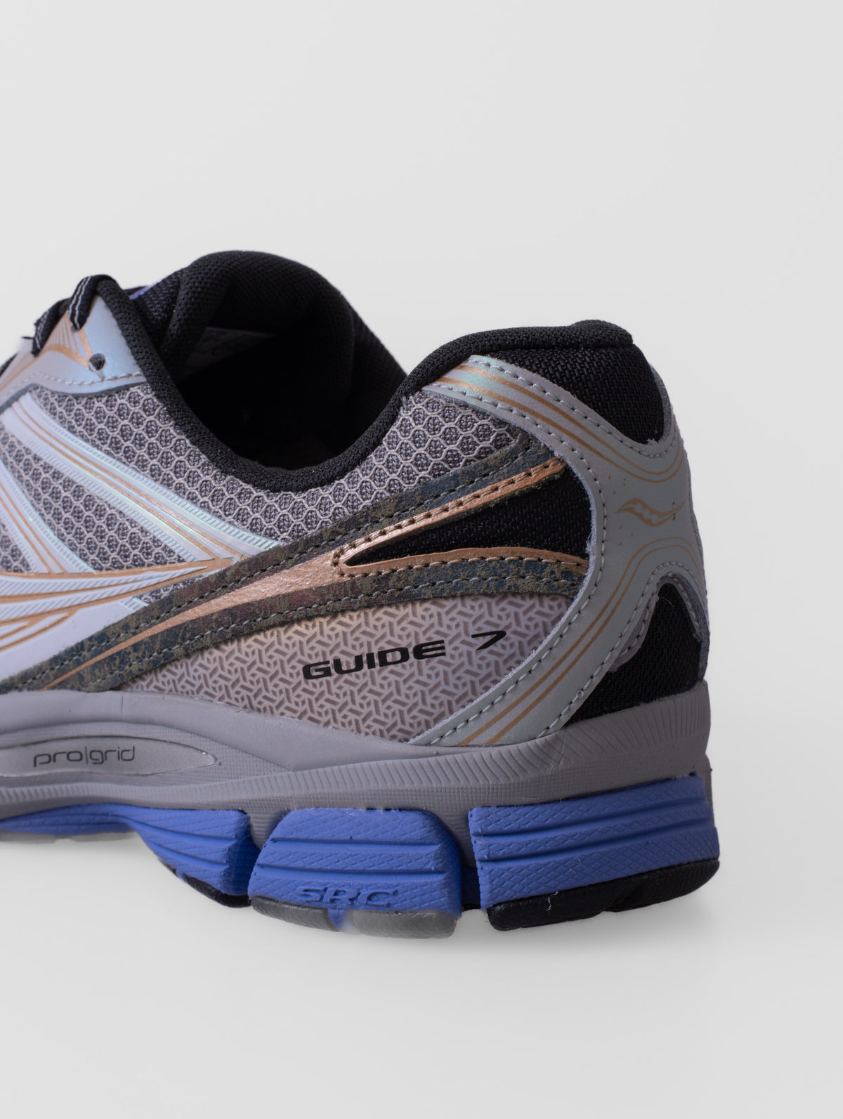 Zapatillas Saucony Daikanyama ProGrid Guide 7 en color OWL/AUREATE, con detalles de su diseño y construcción