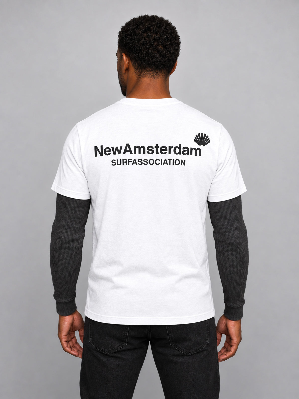 Camiseta Logo Tee de New Amsterdam Surf Association en White Black de algodón