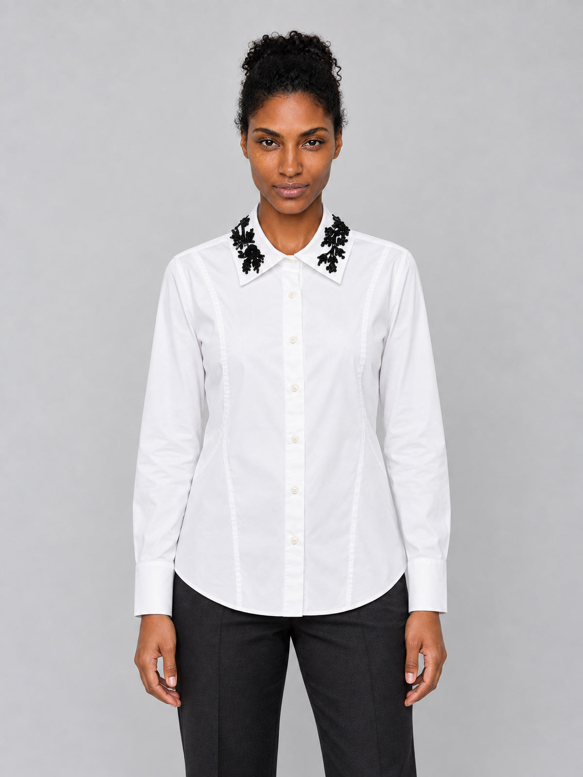 Camisa de algodón ERMANNO Firenze en BIANCO con cuello de abalorios