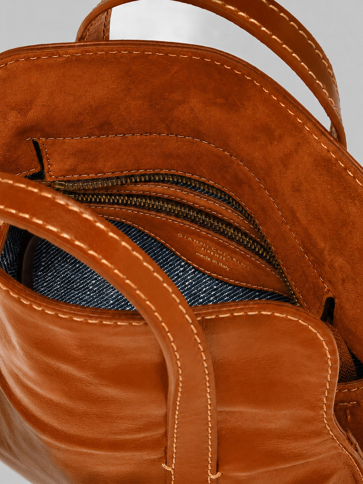 Bolso Marghe de Gianni Chiarini en color Noce de piel encerada con efecto envejecido y dos asas