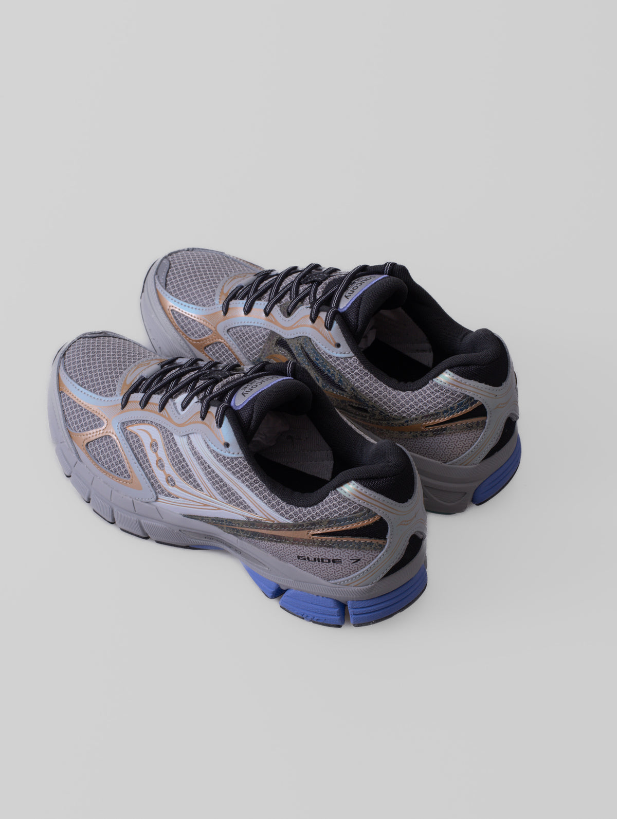 Zapatillas Saucony Daikanyama ProGrid Guide 7 en color OWL/AUREATE, con detalles de su diseño y construcción