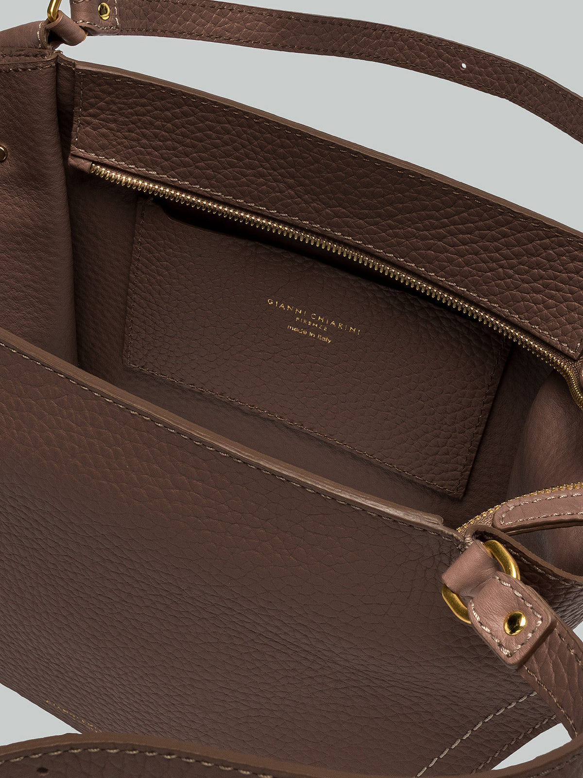 Bolso tote Bloom de Gianni Chiarini en color Espresso de piel granulada con pespuntes en contraste