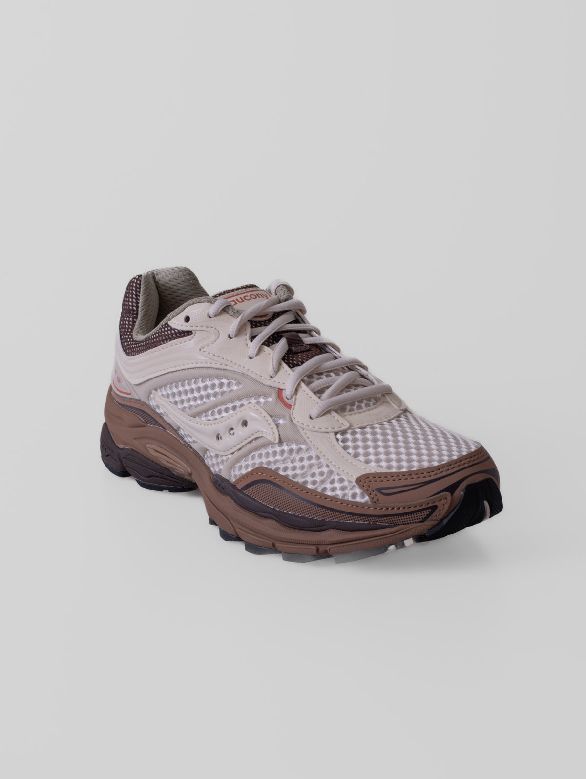 Zapatillas Saucony ProGrid Omni 9 (MATTE) en color ALMOND/COCA, con detalles de su diseño y construcción