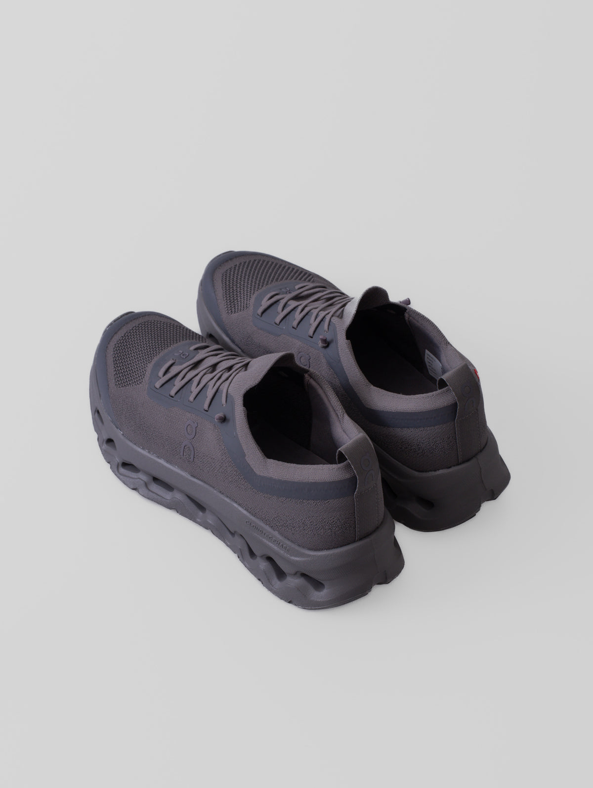 Zapatillas On Cloudtilt Moon en color NICKEL/NICKEL, con detalles de su diseño y construcción