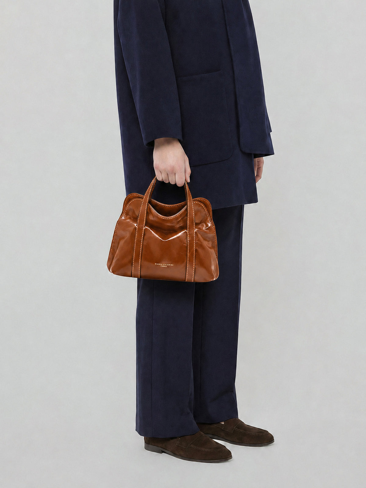 Bolso Marghe de Gianni Chiarini en color Noce de piel encerada con efecto envejecido y dos asas